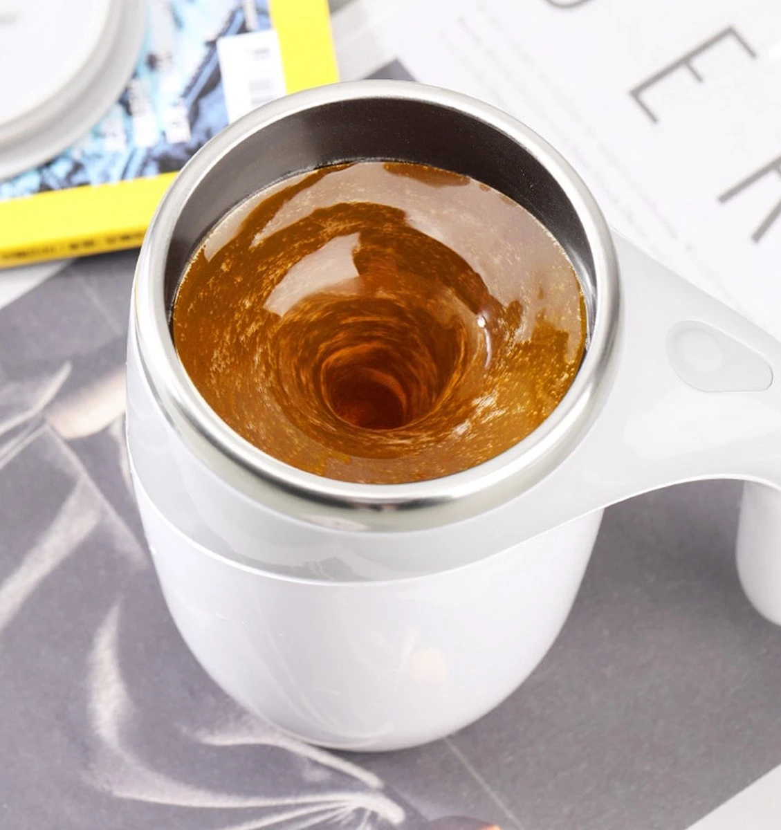 Zelfroerende Mok - Self Stirring Mug - Met Deksel - Thermosbeker 1 Zelfroerende Mok - Self Stirring Mug - Met Deksel - Thermosbeker