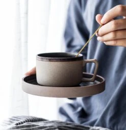 House Of Husk® Keramieke Kop En Schotel Set - Koffiekopjes - Theemokken - Koffiemokken - 250 Ml - Bruin Aardewerk 9 House Of Husk® Keramieke Kop En Schotel Set - Koffiekopjes - Theemokken - Koffiemokken - 250 Ml - Bruin Aardewerk -Keukenheld Verkoopwinkel 1161x1200 5