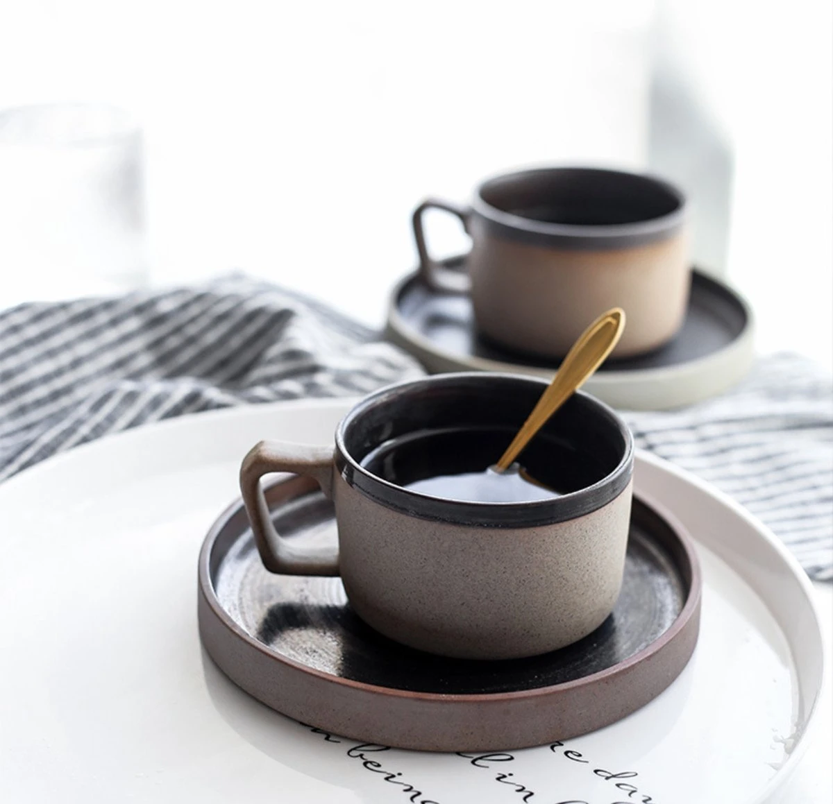 House Of Husk® Keramieke Kop En Schotel Set - Koffiekopjes - Theemokken - Koffiemokken - 250 Ml - Bruin Aardewerk 2 House Of Husk® Keramieke Kop En Schotel Set - Koffiekopjes - Theemokken - Koffiemokken - 250 Ml - Bruin Aardewerk - Afbeelding 2