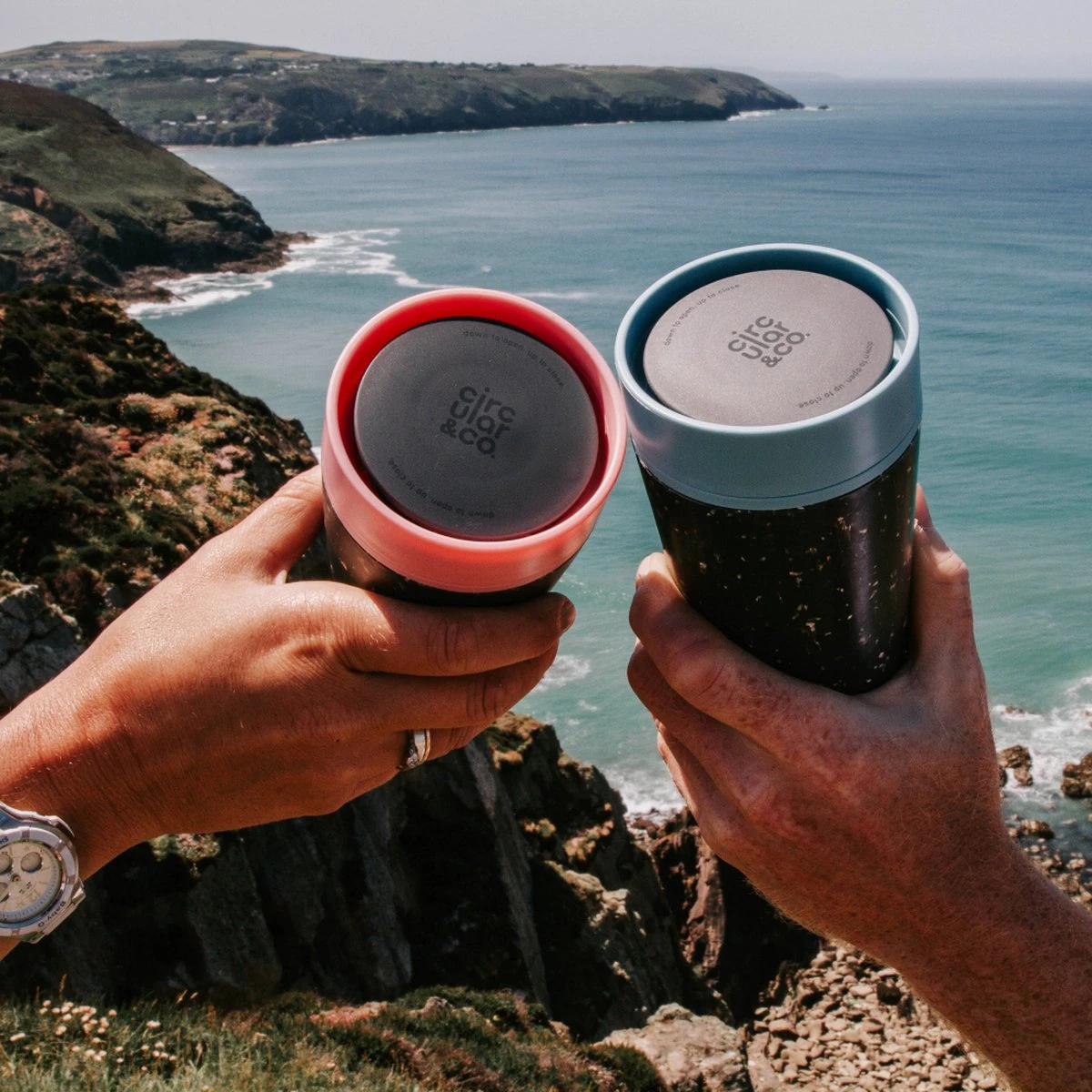 Circular&Co. Herbruikbare To Go Koffiebeker (rCUP) Zwart/geel 12oz/340ml 6 Circular&Co. Herbruikbare To Go Koffiebeker (rCUP) Zwart/geel 12oz/340ml - Afbeelding 6