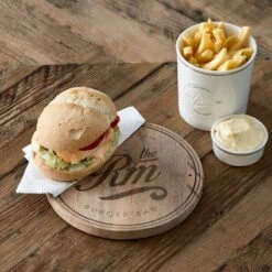 Riviera Maison Serveerplank Rond Hout Voor Hamburger - Amsterdam Burger Bar Serving Board - Bruin - Mangohout - 1 Stuk -Keukenheld Verkoopwinkel 1200x1200 1271
