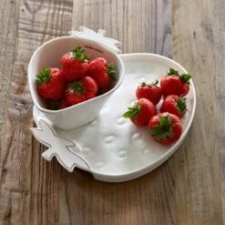Riviera Maison Serveerschaal Aardbei, Zomers Serveerbord Voor Fruit - Tasty Strawberry Serving Dish - Wit / Goud - Porselein - 1 Stuk -Keukenheld Verkoopwinkel 1200x1200 1273