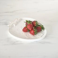 Riviera Maison Serveerschaal Aardbei, Zomers Serveerbord Voor Fruit - Tasty Strawberry Serving Dish - Wit / Goud - Porselein - 1 Stuk -Keukenheld Verkoopwinkel 1200x1200 1274