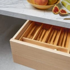 SCHOBERG Houten Bestekbak 34 Cm X 25 Cm X 5 Cm | Bamboe Enkele Keuken Bestekbak | Universele Bestekbak 8 SCHOBERG Houten Bestekbak 34 Cm X 25 Cm X 5 Cm | Bamboe Enkele Keuken Bestekbak | Universele Bestekbak -Keukenheld Verkoopwinkel 1200x1200 203