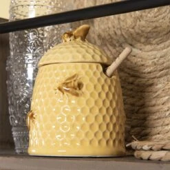 Clayre & Eef Honingpot Met Lepel Ø 11x14 Cm Geel Keramiek Rond Bijen Voorraadpot Deksel Bewaarpot Opbergpot 8 Clayre & Eef Honingpot Met Lepel Ø 11x14 Cm Geel Keramiek Rond Bijen Voorraadpot Deksel Bewaarpot Opbergpot -Keukenheld Verkoopwinkel 1200x1200 256