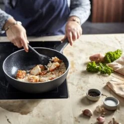 Demeyere Alu Classico 3 Wokpan – Inductie – Ceraforce Keramische Antikleeflaag – 28 Cm – PTFE En PFAS Vrij -Keukenheld Verkoopwinkel 1200x1200 512