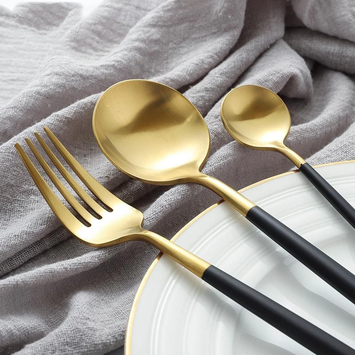 Timmers Trading Bestekset 6 Persoons - Gouden Bestek - Bestekset Goud 24 Delig - Vaatwasserbestendig 5 Timmers Trading Bestekset 6 Persoons - Gouden Bestek - Bestekset Goud 24 Delig - Vaatwasserbestendig - Afbeelding 5