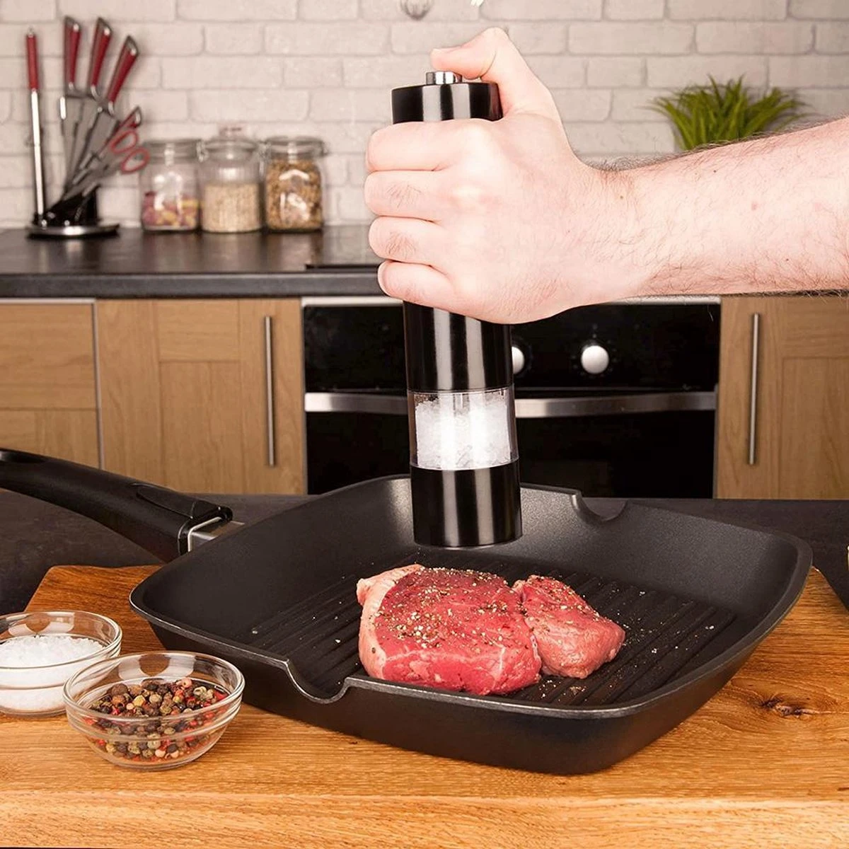 Allkinds Elektrische Peper En Zoutmolen Set - Peper En Zoutstel Elektrisch - Keukengerei - Batterij - Lichtgevend - RVS - Mat Zwart 6 Allkinds Elektrische Peper En Zoutmolen Set - Peper En Zoutstel Elektrisch - Keukengerei - Batterij - Lichtgevend - RVS - Mat Zwart - Afbeelding 6