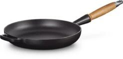 Le Creuset Koekenpan Signature Mat Zwart - ø 28 Cm / 2.6 Liter - Geëmailleerde Anti-aanbaklaag -Keukenheld Verkoopwinkel 1200x580 1