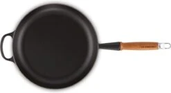 Le Creuset Koekenpan Signature Mat Zwart - ø 28 Cm / 2.6 Liter - Geëmailleerde Anti-aanbaklaag -Keukenheld Verkoopwinkel 1200x652