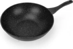 Royal Swiss WK30 - Wokpan - Ø 30 Cm - Marmeren Coating - Inductie - Met Glazen Deksel - PFAS-vrijs - Zwart 7 Royal Swiss WK30 - Wokpan - Ø 30 Cm - Marmeren Coating - Inductie - Met Glazen Deksel - PFAS-vrijs - Zwart -Keukenheld Verkoopwinkel 1200x801 7