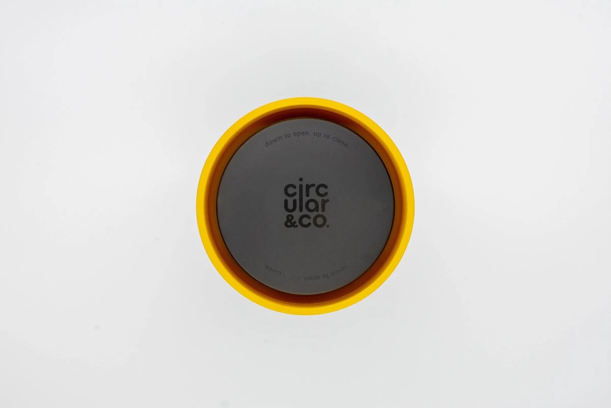 Circular&Co. Herbruikbare To Go Koffiebeker (rCUP) Zwart/geel 12oz/340ml 4 Circular&Co. Herbruikbare To Go Koffiebeker (rCUP) Zwart/geel 12oz/340ml - Afbeelding 4