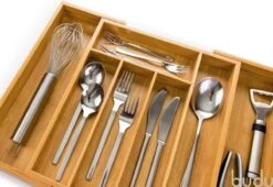 Budu Uitschuifbare Bamboe Bestekbak #33,5 (33,5 Cm Diep) - Bestekcassette Hout - Besteklade - 33,5 X 28 - 45 Cm - 5/7 Vakken 11 Budu Uitschuifbare Bamboe Bestekbak #33,5 (33,5 Cm Diep) - Bestekcassette Hout - Besteklade - 33,5 X 28 - 45 Cm - 5/7 Vakken -Keukenheld Verkoopwinkel 1200x828