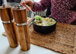 Luxe Peper En Zoutmolen Set - Pepermolen - Acacia Hout - RVS - 21cm Rond -Keukenheld Verkoopwinkel 1200x857 3