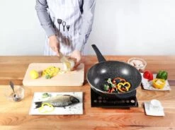 Cheffinger Wokpan Met Deksel - 32cm - Zwart - Pan - Keukenaccessoires -Keukenheld Verkoopwinkel 1200x892