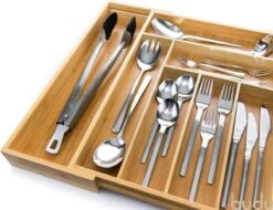 Budu Uitschuifbare Bamboe Bestekbak #43 (43 Cm Diep) - Bestekcassette Hout - Besteklade - 43 X 32,2 - 53 Cm - 6/8 Vakken 14 Budu Uitschuifbare Bamboe Bestekbak #43 (43 Cm Diep) - Bestekcassette Hout - Besteklade - 43 X 32,2 - 53 Cm - 6/8 Vakken -Keukenheld Verkoopwinkel 1200x923