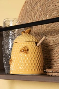 Clayre & Eef Honingpot Met Lepel Ø 11x14 Cm Geel Keramiek Rond Bijen Voorraadpot Deksel Bewaarpot Opbergpot 7 Clayre & Eef Honingpot Met Lepel Ø 11x14 Cm Geel Keramiek Rond Bijen Voorraadpot Deksel Bewaarpot Opbergpot -Keukenheld Verkoopwinkel 801x1200 1
