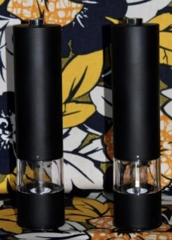 Allkinds Elektrische Peper En Zoutmolen Set - Peper En Zoutstel Elektrisch - Keukengerei - Batterij - Lichtgevend - RVS - Mat Zwart 11 Allkinds Elektrische Peper En Zoutmolen Set - Peper En Zoutstel Elektrisch - Keukengerei - Batterij - Lichtgevend - RVS - Mat Zwart -Keukenheld Verkoopwinkel 861x1200 2